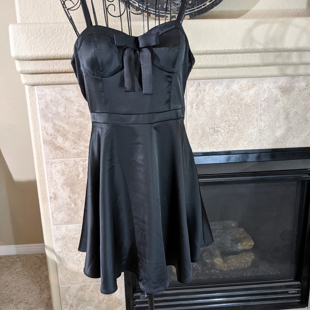 Classic satin look, spaghetti strap party dress. Estimated to be size: L - Picture 1 of 9